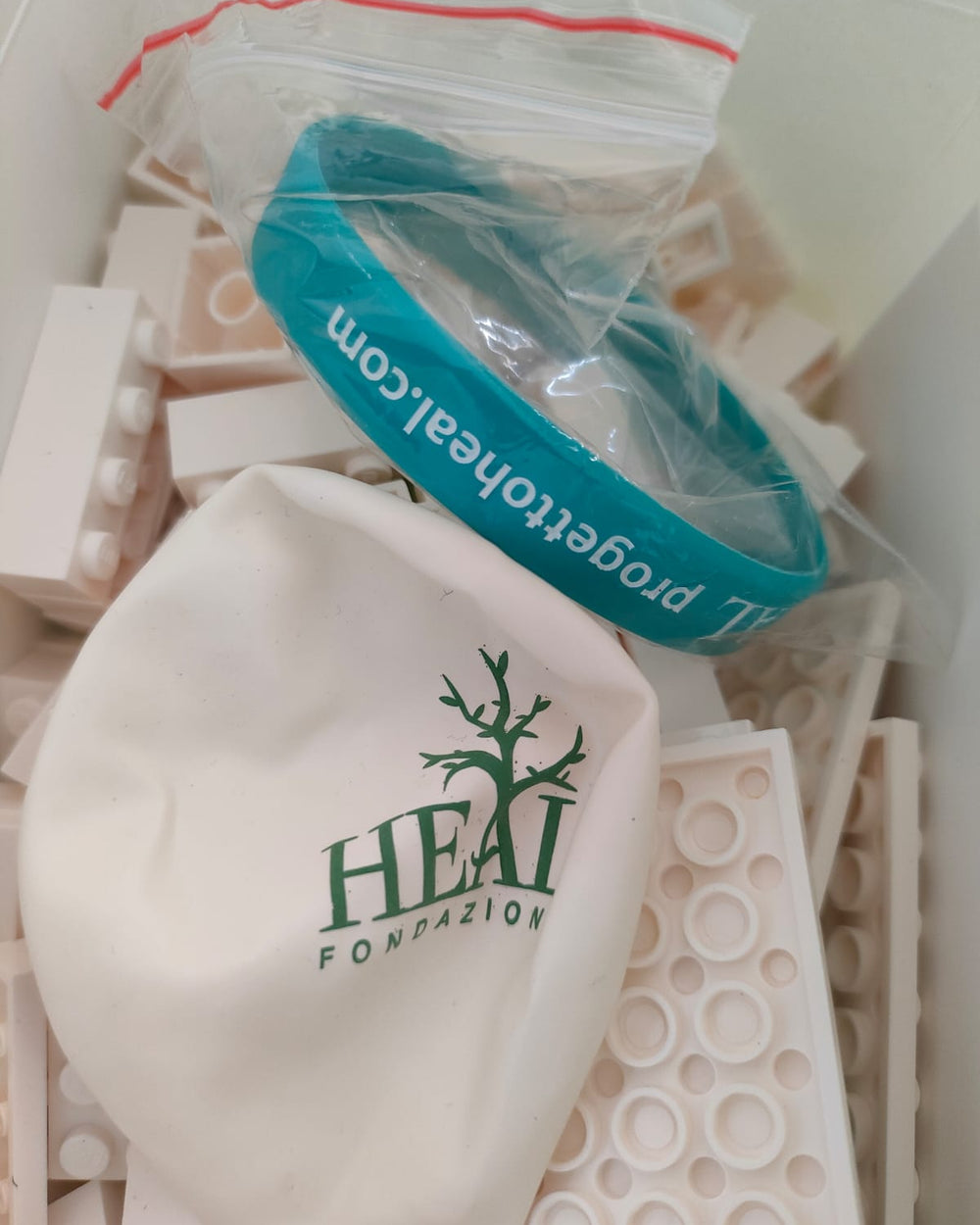 Regalo solidale box personalizzata con mattoncini